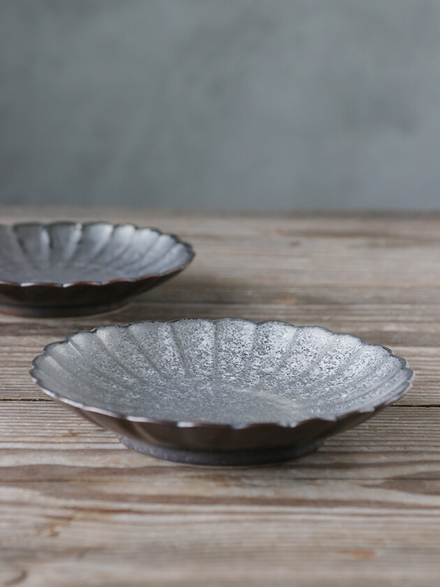 陶悦窯 菊4.5寸皿 黒柚子銀塗り