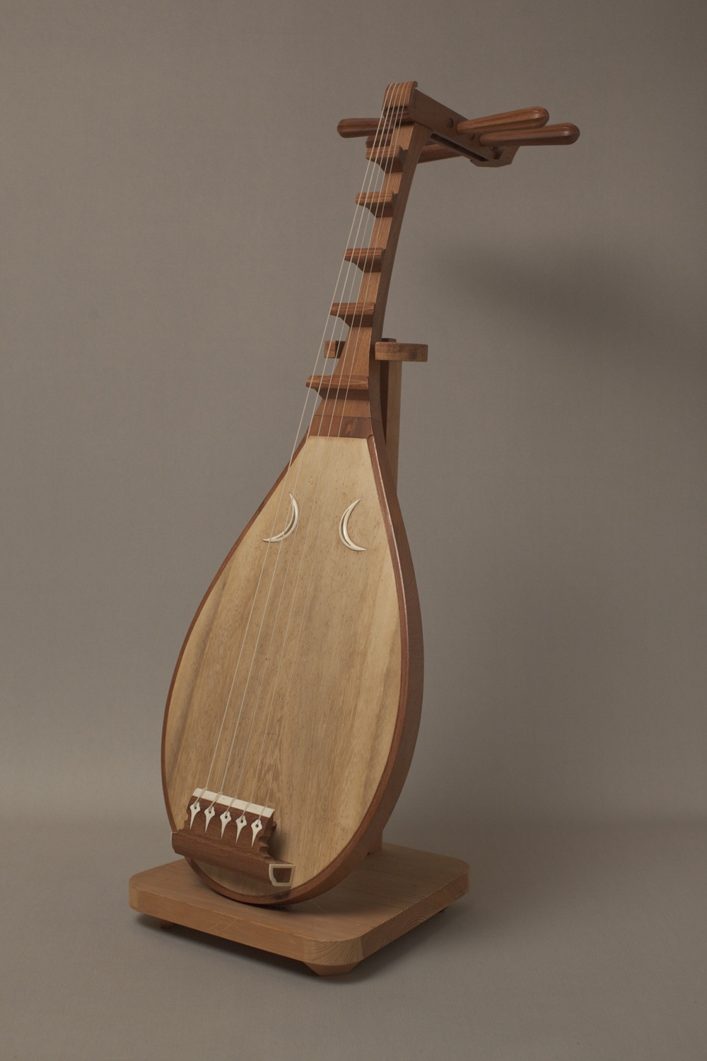 日本のアンティーク 琵琶 撥 弦楽器 和楽器 琵琶 木製 スタンド付き