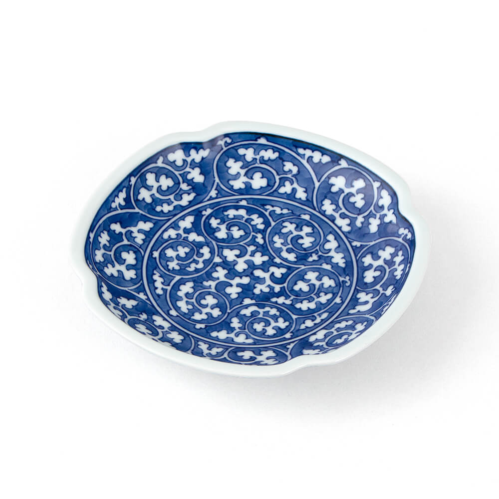 染付唐草濃 銘々皿（木瓜型） ｜ 有田焼の源右衛門窯公式オンライン