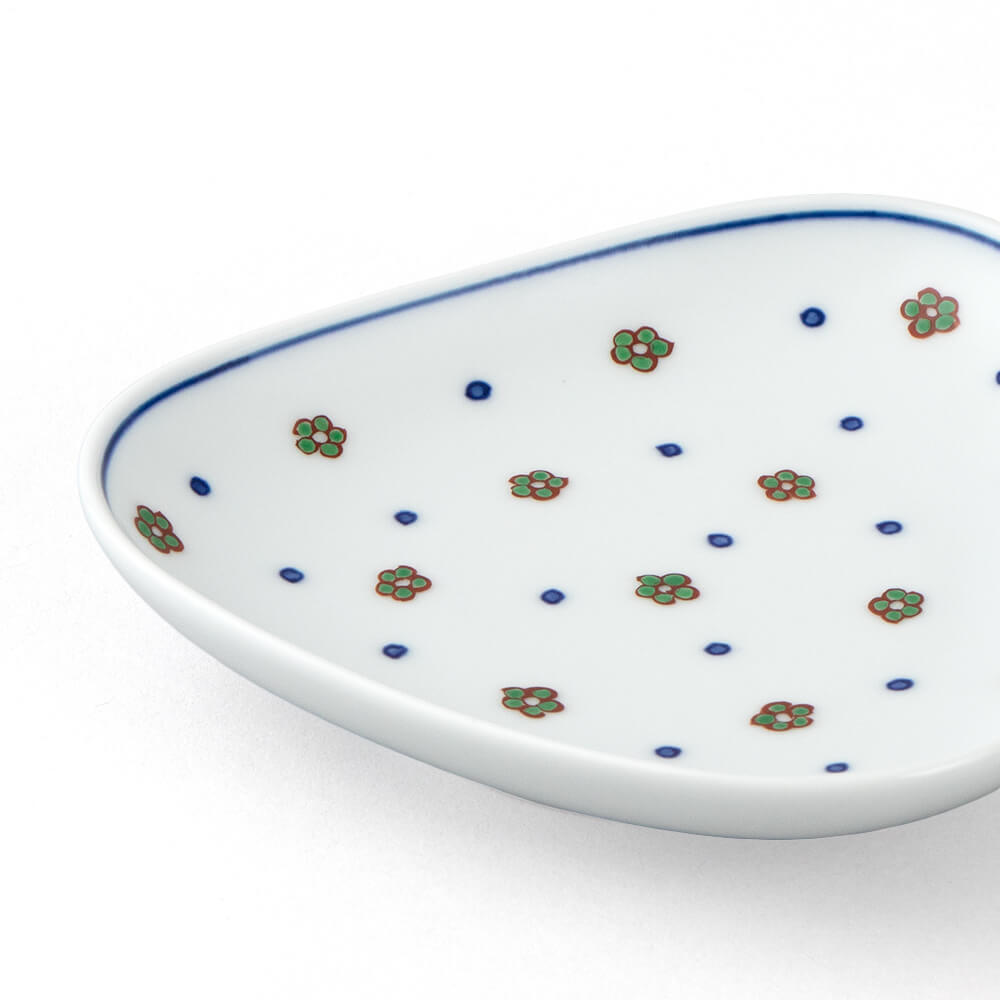 緑彩梅小紋割 小皿（三角型） ｜ 有田焼の源右衛門窯公式オンライン