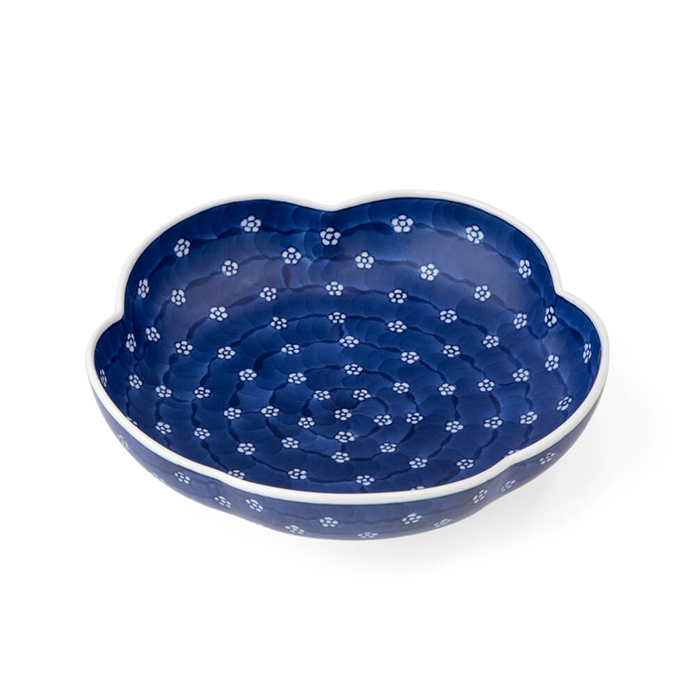 染付梅地紋 鉢（梅型） ｜ 有田焼の源右衛門窯公式オンラインショップ