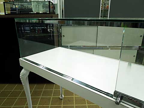 ヨーロッパ調猫脚ケース【ショーケース販売の徳山】