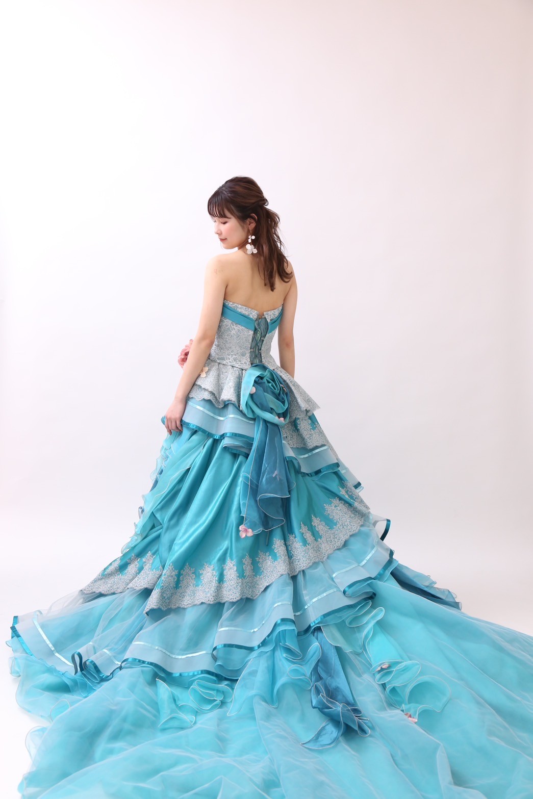 青いウェディングドレスで理想の花嫁に変身！｜写真工房ぱれっと札幌中央店