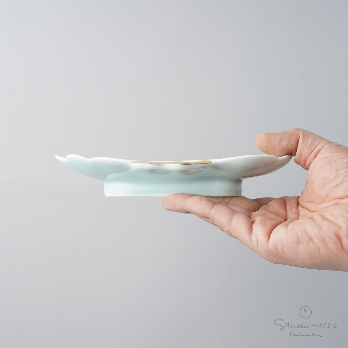 伊万里焼 モイスト 金彩 三階松皿 19.5cm 畑萬陶苑の通販｜Studio1156