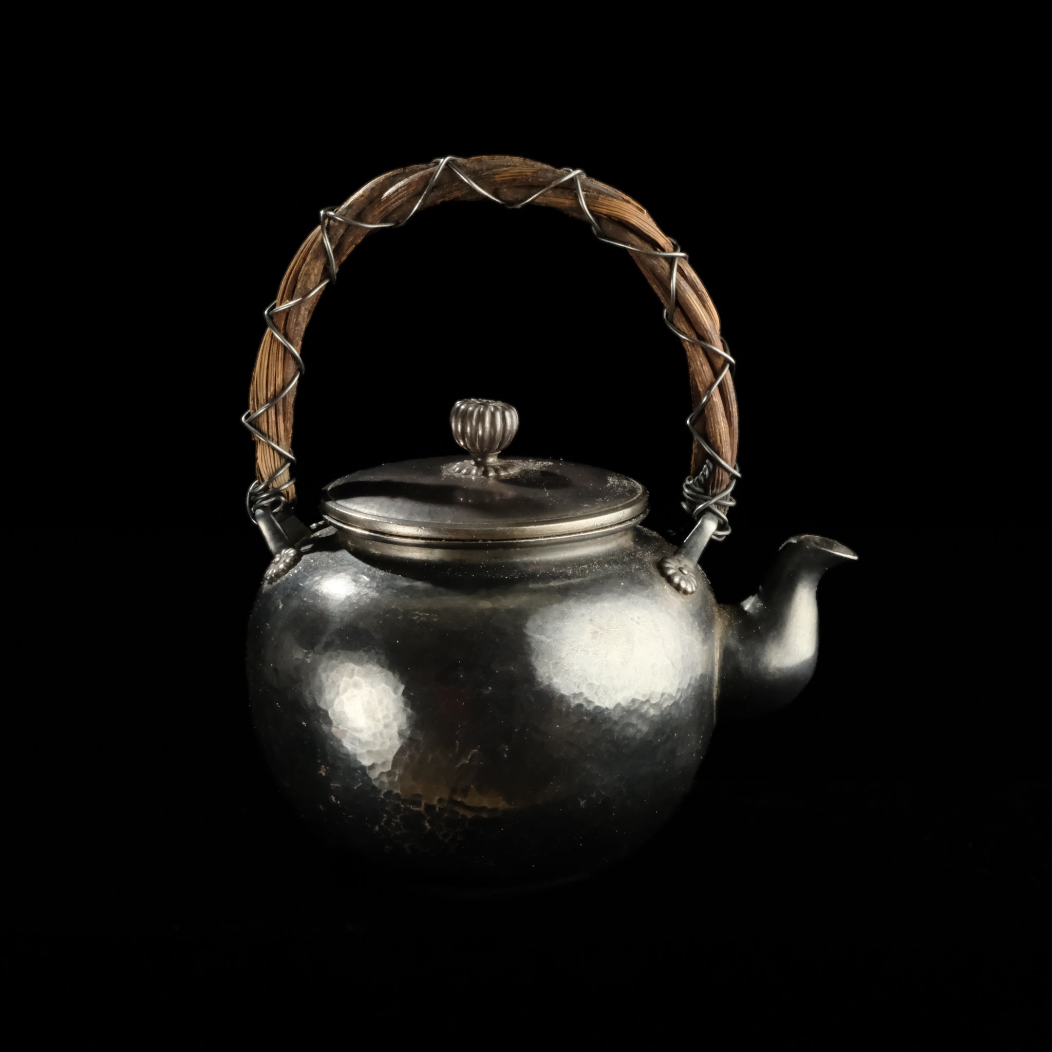 純銀藤手鎚目銀瓶 – 周信堂 Syuusindou