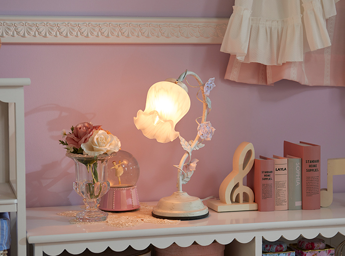 お部屋をやさしげに灯してくれる！大人かわいいスタンドライト特集