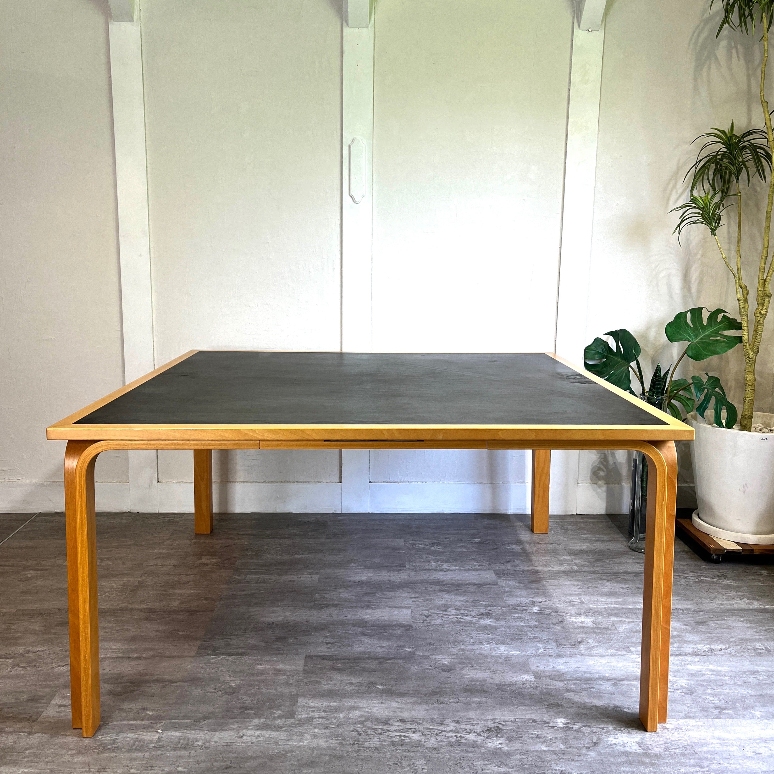 マグナス・オルセン / MAGNUS OLESEN ダイニングテーブル デンマーク