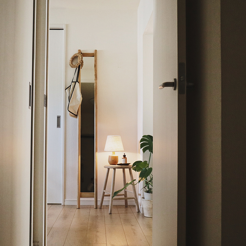 わたしの愛用品-スリムなミラーで狭い玄関を飾ってみました ｜家具