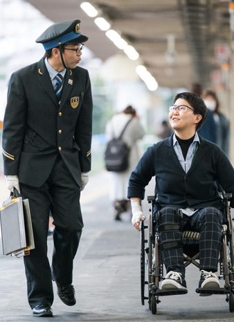駅係員および乗務員の制帽着用に関する見直しについて：JR西日本