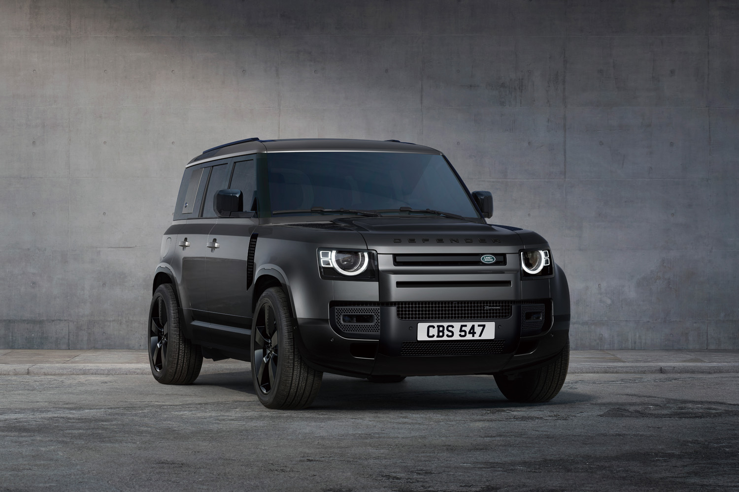 ダークなエクステリアカラーをまとった「ランドローバー