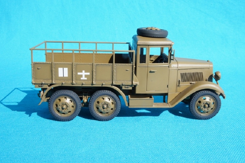 旧日本陸軍6輪トラック〈94式6輪自動貨車箱型運転台（ハードトップ