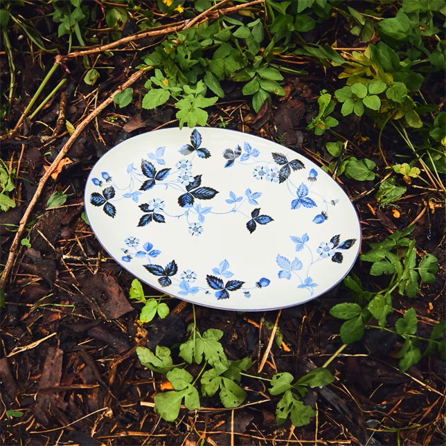 ストロベリー インクブルー プレート27cm|WEDGWOOD公式オンラインストア