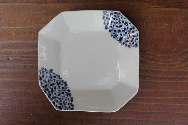 石川県能美市の九谷青窯で作陶されている色絵点描丸花隅切角皿