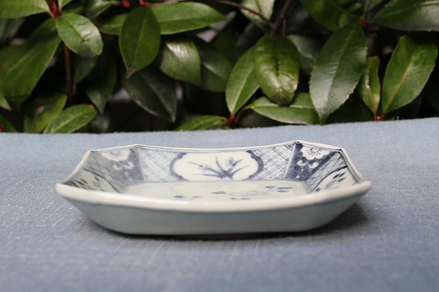 京都府舞鶴市で作陶されている村山朋子（真泥）さんの地紋花角皿中M