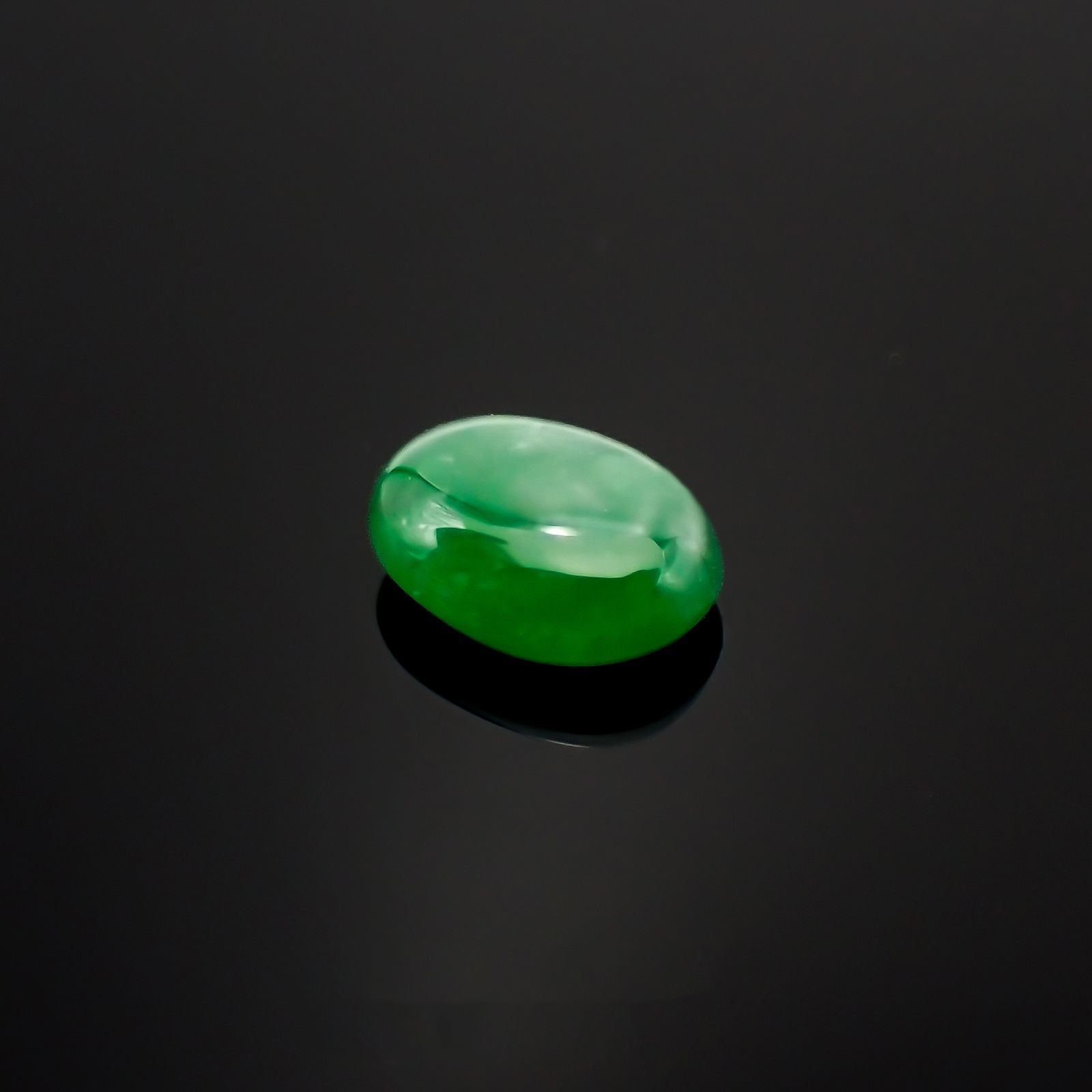 翡翠(宝石名ジェダイト(翡翠))ビルマ産 ソ付(彩珠) 1.037ct / 7x5.3mm