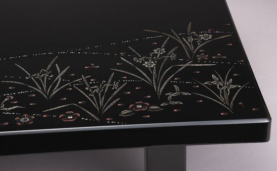 座卓 風花沈銀は、デザイン的な花に銀と朱を使った沈銀がモダンな座卓