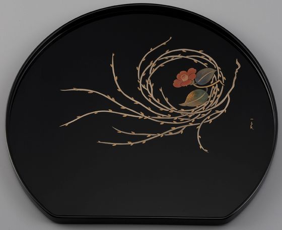 半月膳 芽柳に椿蒔絵は、持ち運びも楽でおもてなしの心も伝わる会席膳