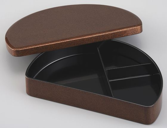 半月型弁当箱・梨子地は、弧を描く曲線が優しい印象の半月型弁当箱