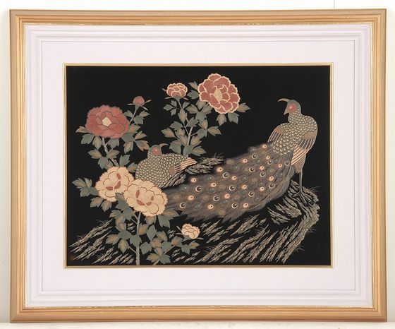 漆額 牡丹に孔雀は、彫漆（ちょうしつ）技法で描かれた優雅な孔雀の額