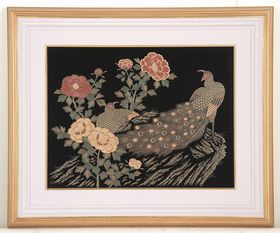 漆額 牡丹に孔雀は、彫漆（ちょうしつ）技法で描かれた優雅な孔雀の額