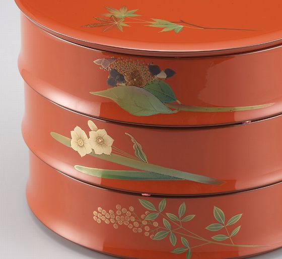 丸三段重・四季草花蒔絵 825,000円（税込） | 輪島塗の塗師屋 輪島漆器