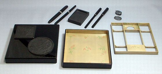 硯箱・三祝の図蒔絵は、そこにあるだけで楽しめる美しくコンパクトな
