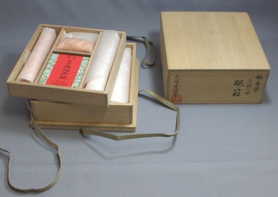 硯箱・三祝の図蒔絵は、そこにあるだけで楽しめる美しくコンパクトな