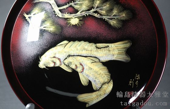 飾皿（はつり型）鯉沈金 275,000円（税込） | 輪島塗の塗師屋 輪島漆器