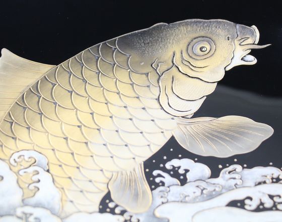 飾皿（はつり型）昇り鯉沈金 330,000円（税込） | 輪島塗の塗師屋 輪島