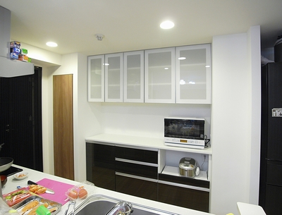 フロストガラスの扉を選ぶ。間口にピッタリで無駄なく活かせるのも