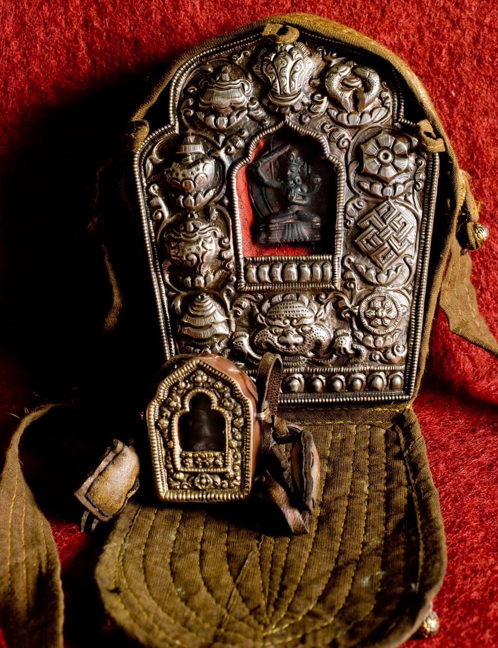 インド品質]持ち運びができるチベット仏教の仏壇 ガウ（大） の通販