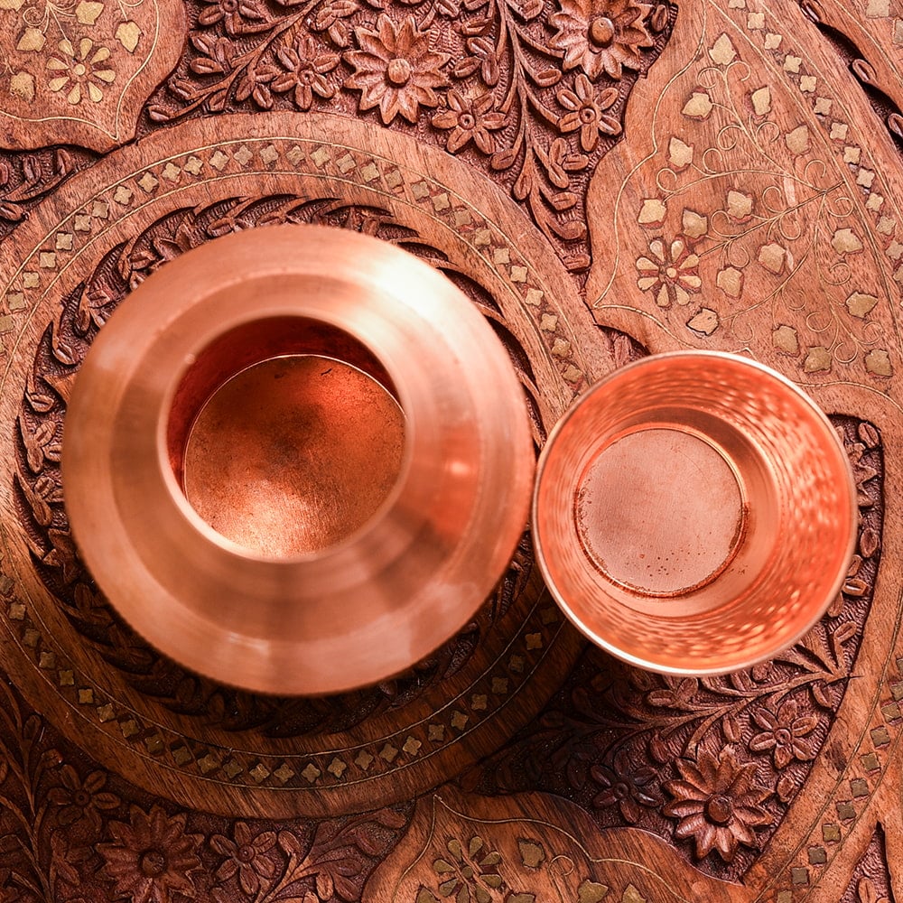 アーユルヴェーダ 高級銅製コップ付き水差し 槌目仕上げが美しい