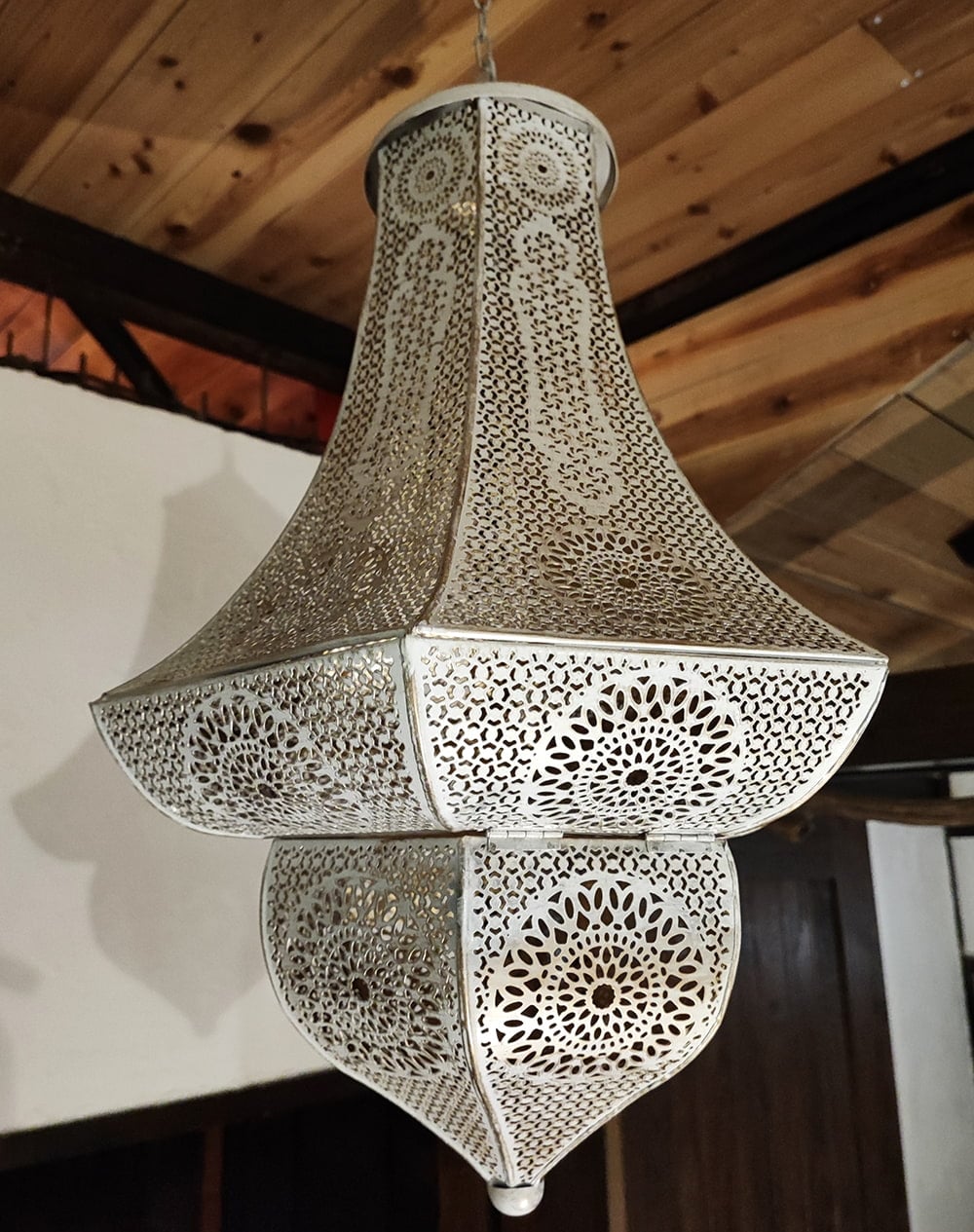 しずく型 モロカンスタイルのホワイトペンダントランプ - ニッケル