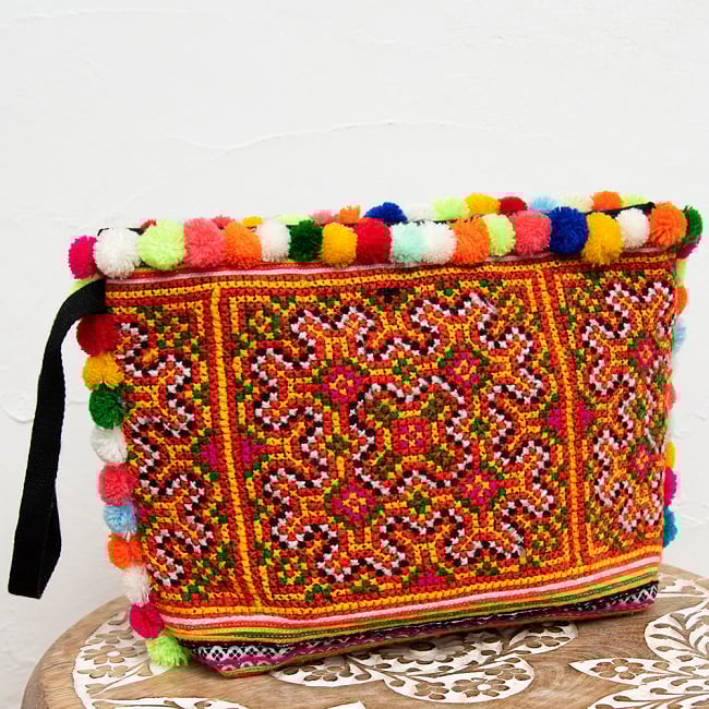 ぽんぽん付きモン族の刺繍ポーチ の通販 - TIRAKITA.COM