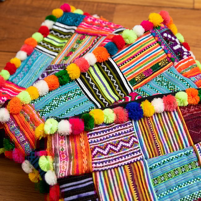 ぽんぽん付きモン族の刺繍ポーチ の通販 - TIRAKITA.COM