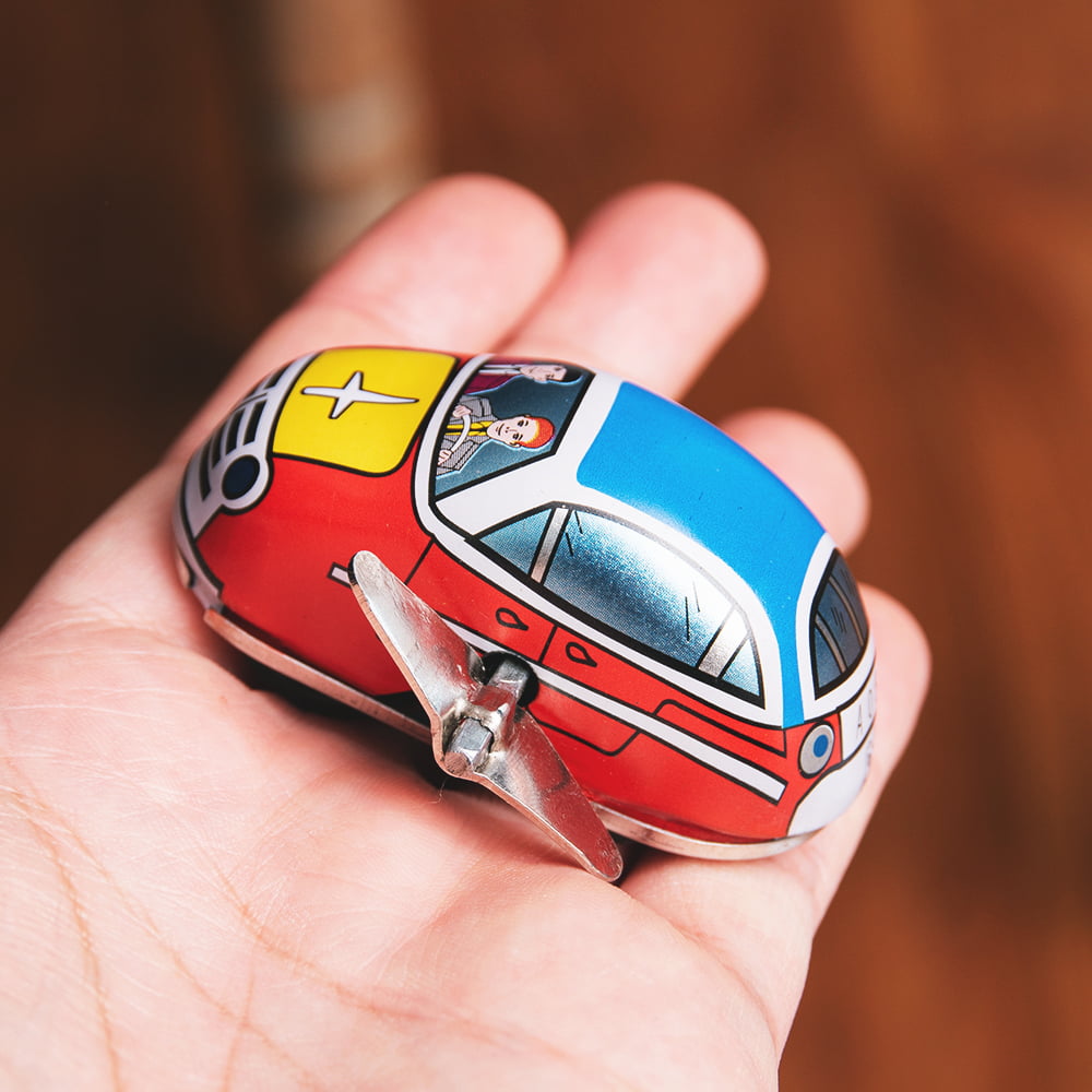 ゼンマイ式で走り回る！クラシックミニカー インドのレトロなブリキの