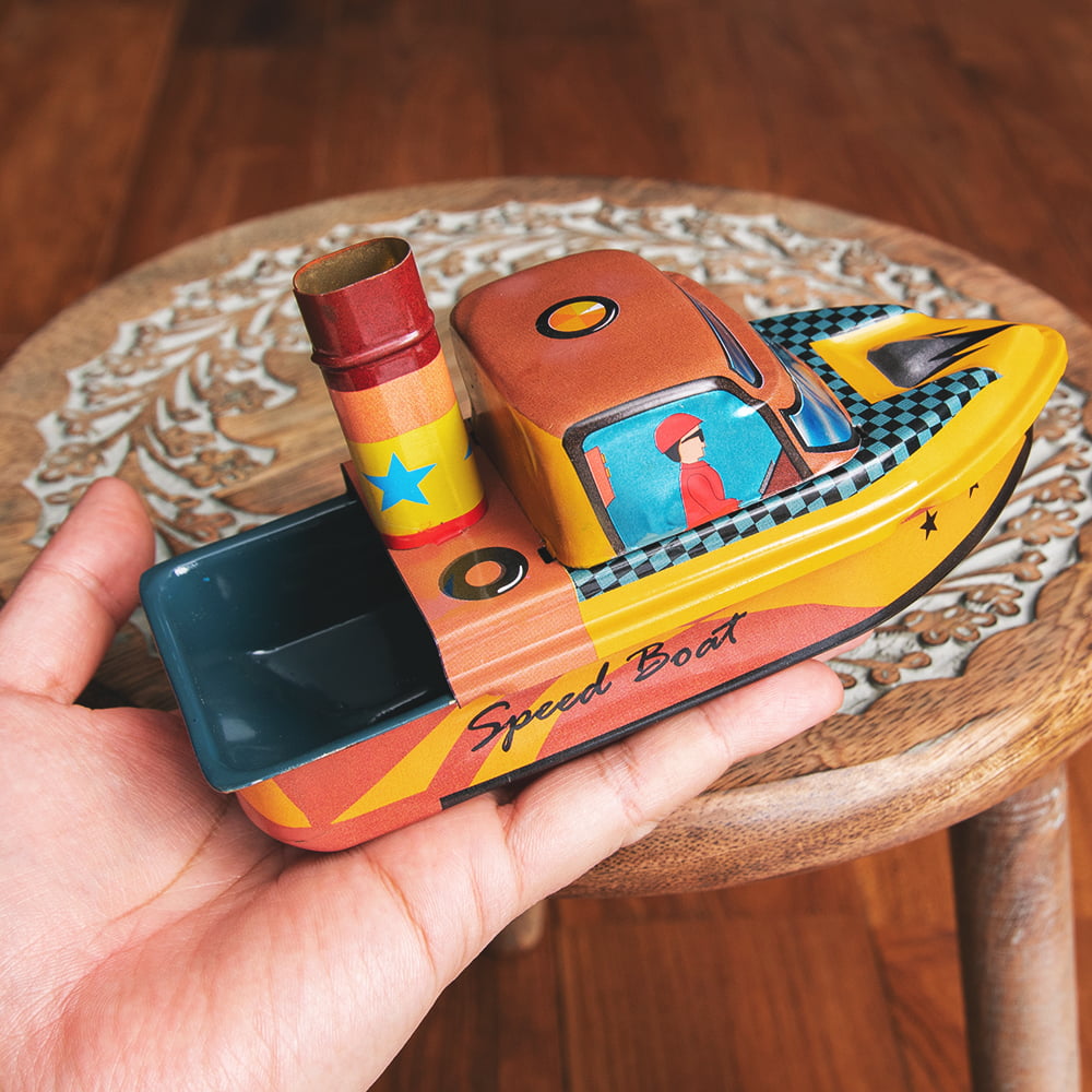 昔なつかしの大型ポンポン蒸気船 熱機関の実験にも インドのレトロな