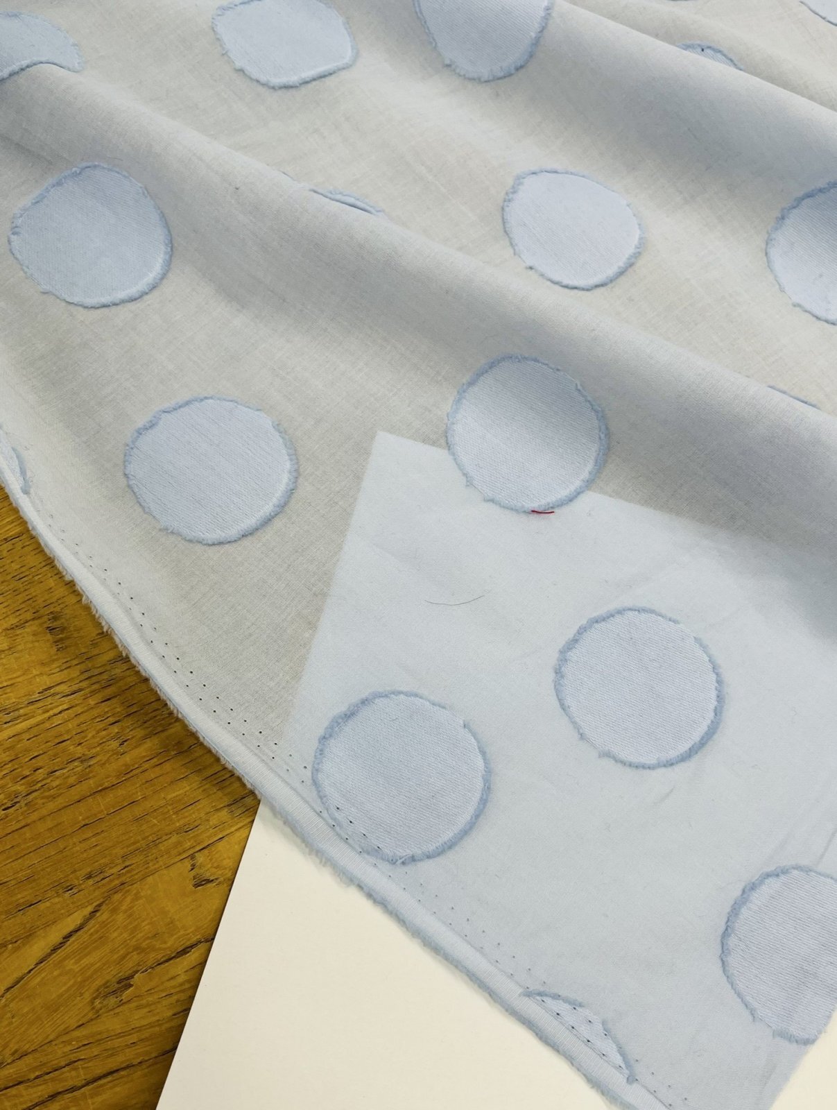 生地：綿100％ 水玉カットジャガード（サックスブルー） - 日暮里繊維