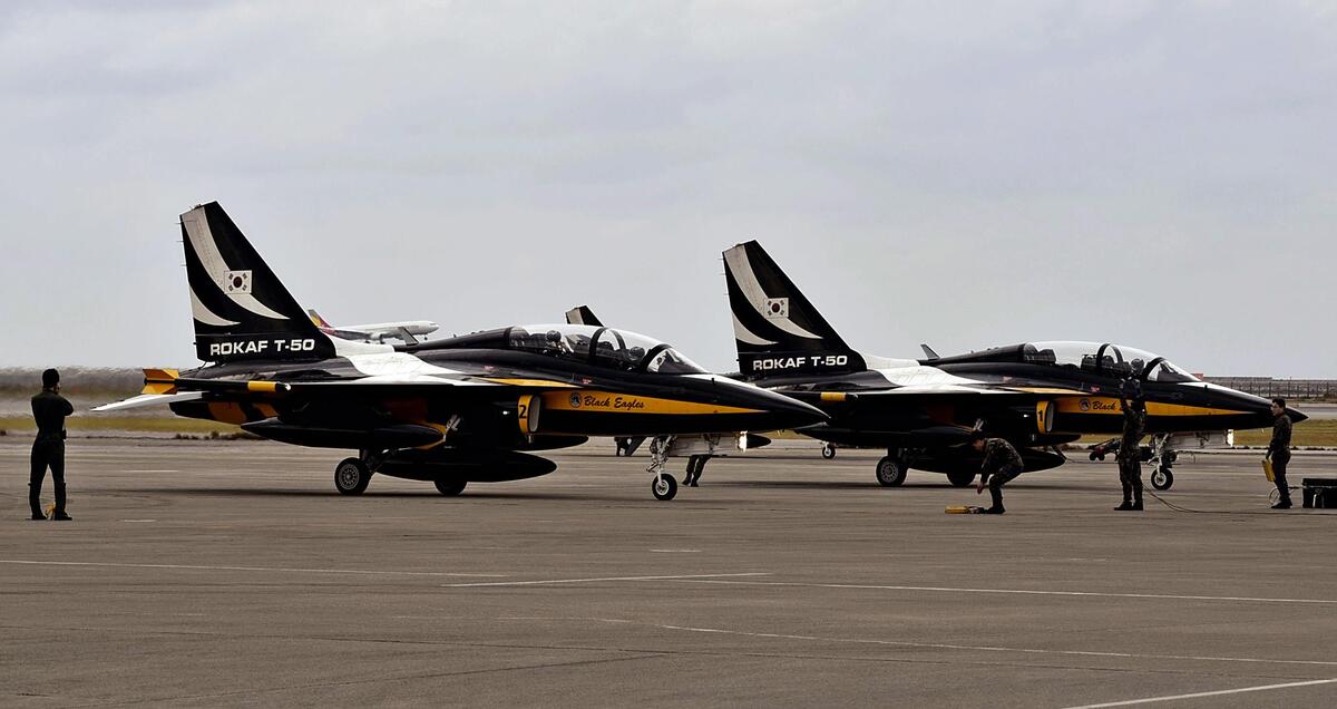 航空自衛隊が韓国軍機に初の給油支援実施、那覇基地に「ブラック