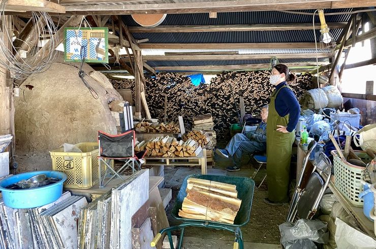 信楽穴窯焼成/薪を焚き続ける（兎の窯）