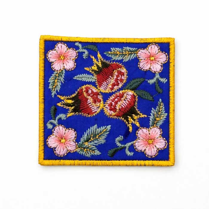 ザクロと桜の刺繍ワッペン 約6cm角（ロイヤルブルー） ワッペン・刺繍