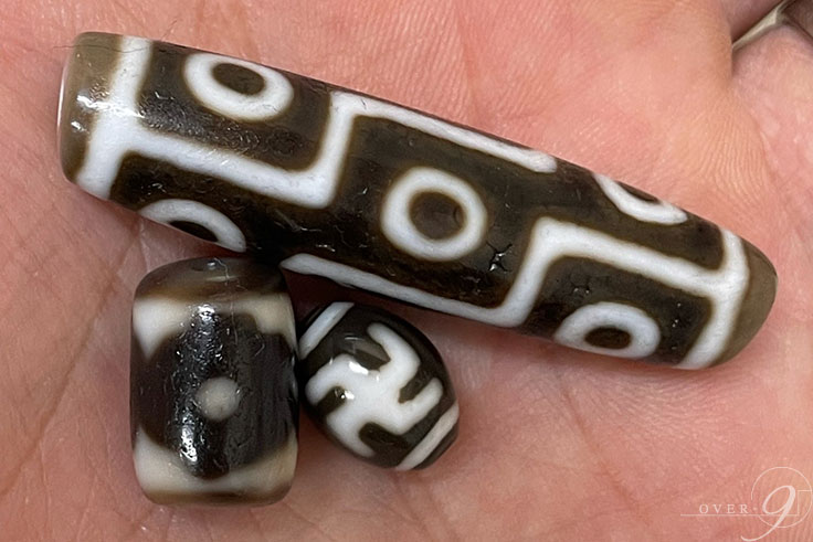 馬牙三眼天珠、九眼天珠や万字天珠との組み合わせも面白い！