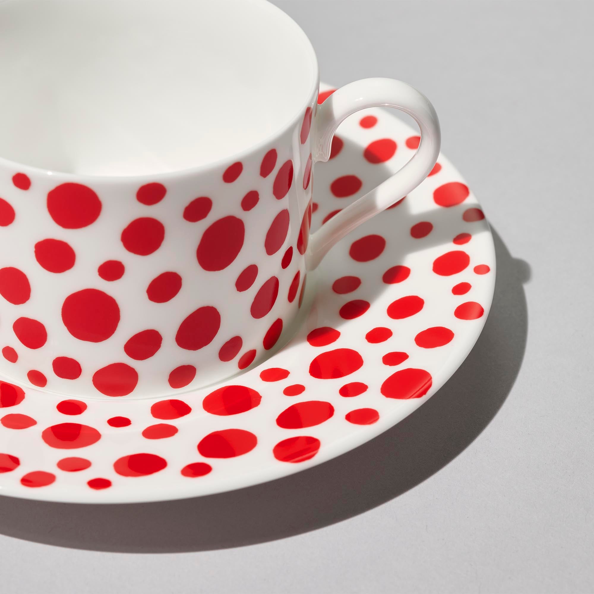 カップ＆ソーサー 赤ドッツ｜草間彌生 アートグッズ公式オンラインストア