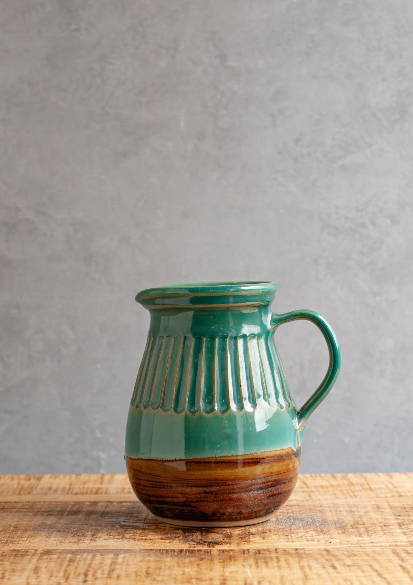 フラワーベース】群言堂 しのぎピッチャー｜嶋田窯 – &YOUKAEN (アンド