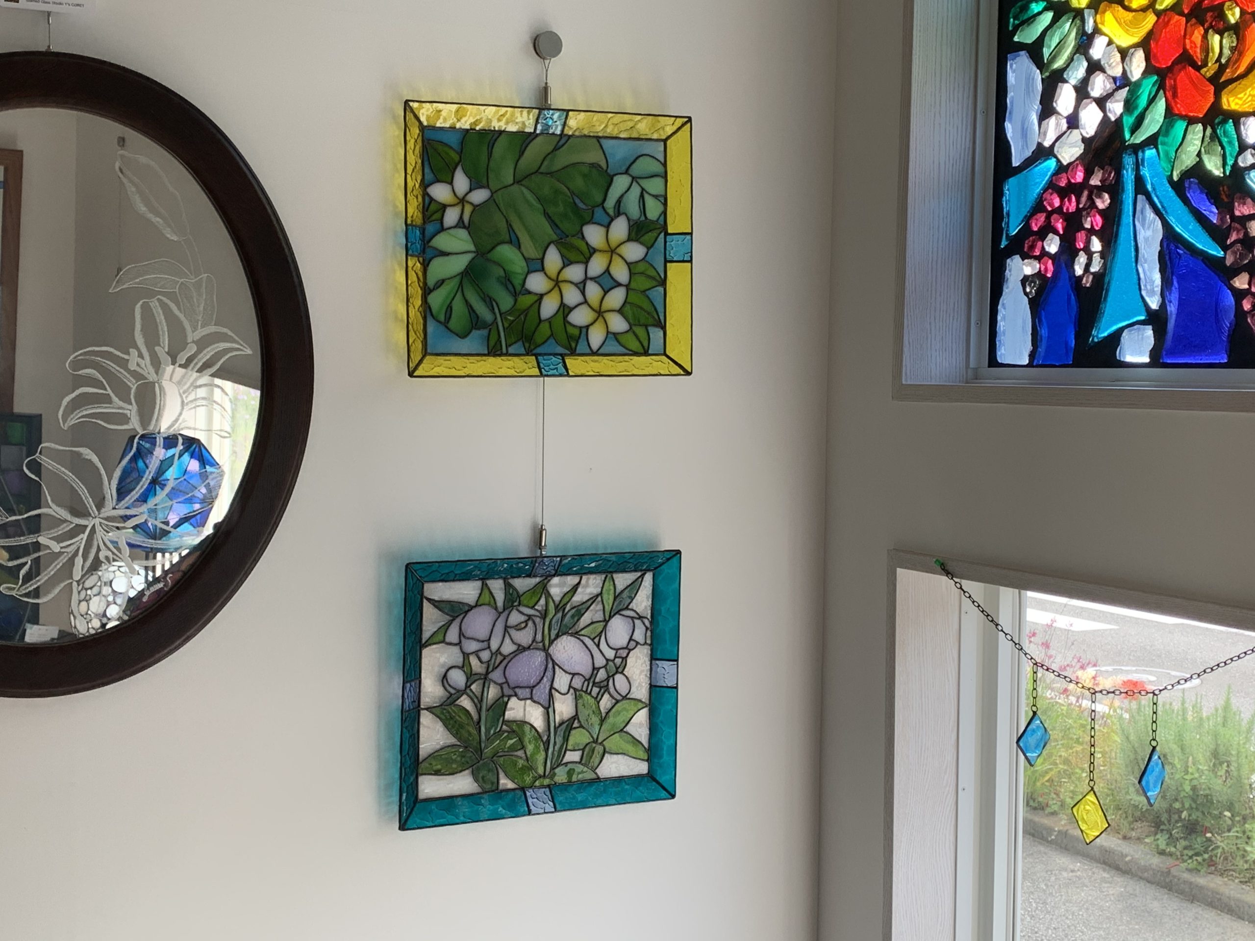 クリスマスローズをモチーフにした壁掛けのステンドグラスパネル | 光