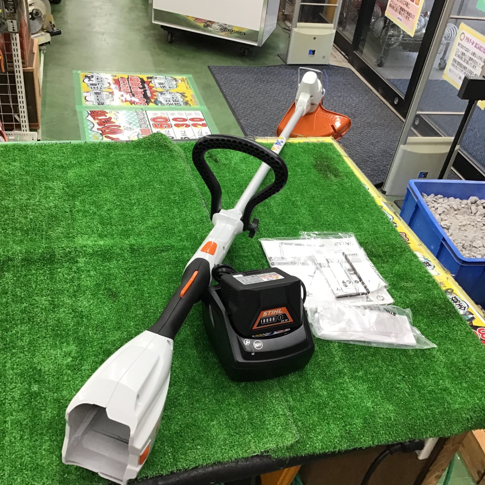 店頭受取り限定】STHIL 36Vバッテリー刈払機 FSA56 充電器、バッテリ