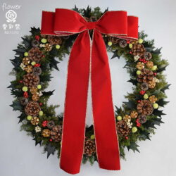 赤いリボンのクリスマスリース 大きなサイズ ヒイラギの葉と木の実