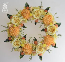 プリザーブドフラワーリース 黄色のバラにオレンジ系のお花 明るい