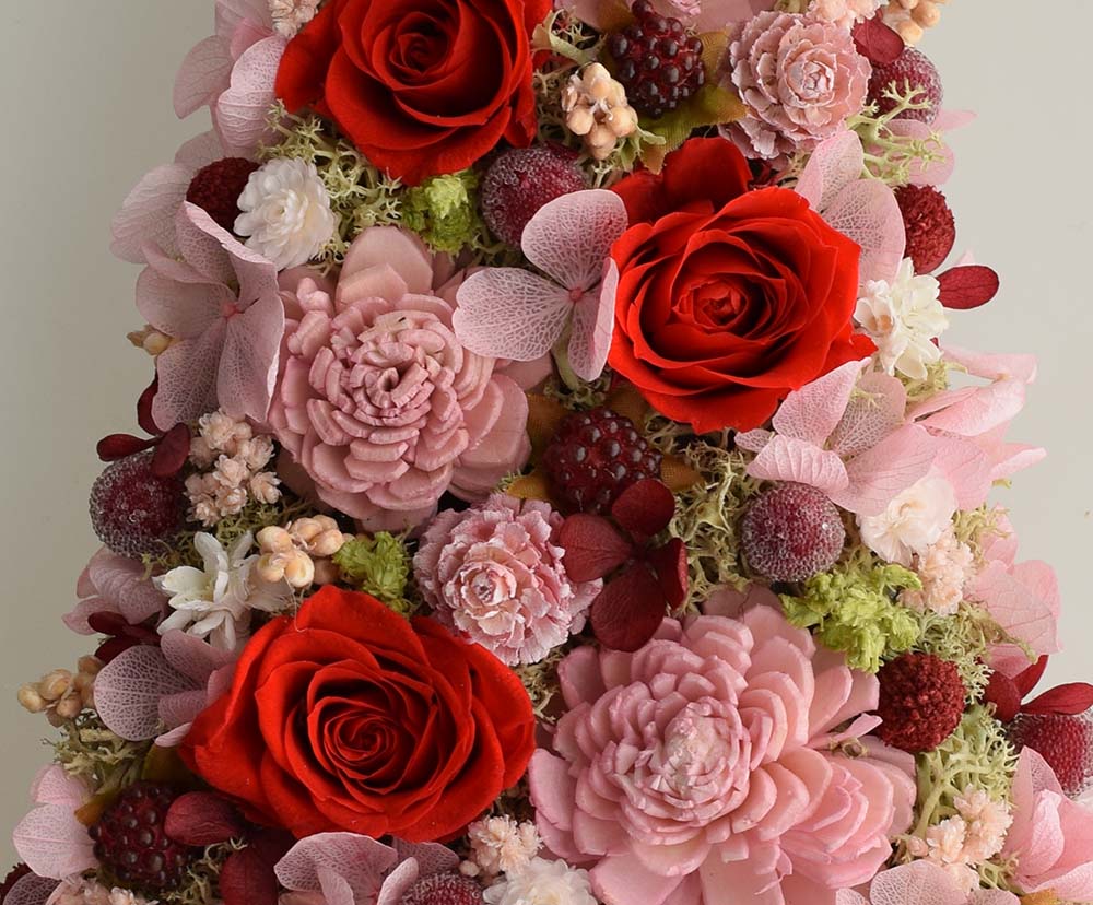 クリスマスツリーの壁掛け プリザーブドフラワーの赤いバラとピンクの