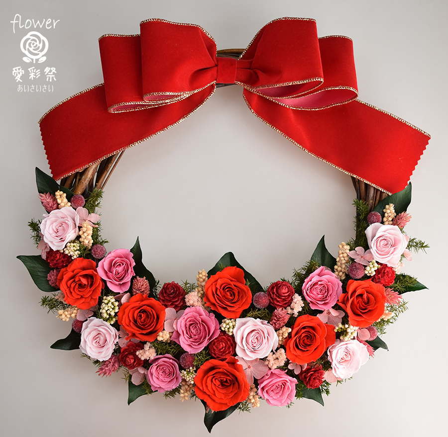 赤いリボンのクリスマスリース 大きなサイズ ヒイラギの葉と木の実